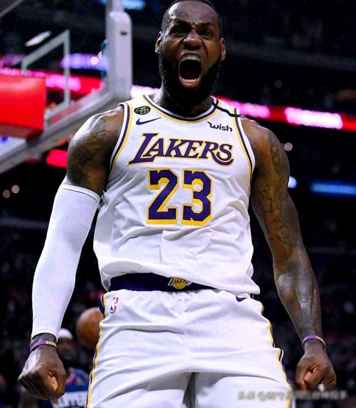 勒布朗詹姆斯荣膺历史得分王,震撼全球!