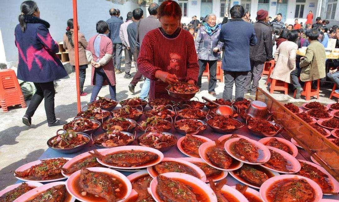 母猪下崽也办酒?村民半月吃席70家,一场酒席当天赚回礼金50万_古蔺_宴