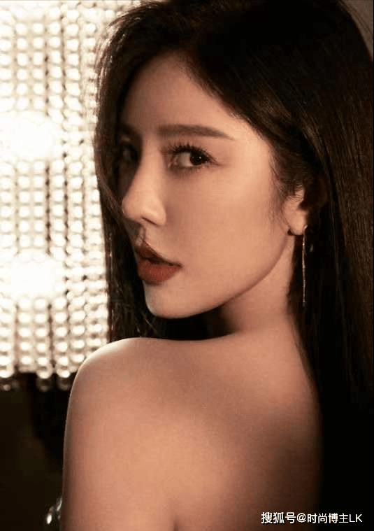 赵奕欢不愧是宅男女神穿抹胸鎏金裙大秀傲人好身材美呆了