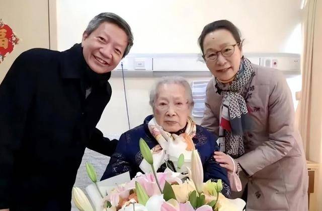 百岁秦怡去世婚姻坎坷两任丈夫皆薄情坦言有三件事遗憾终生