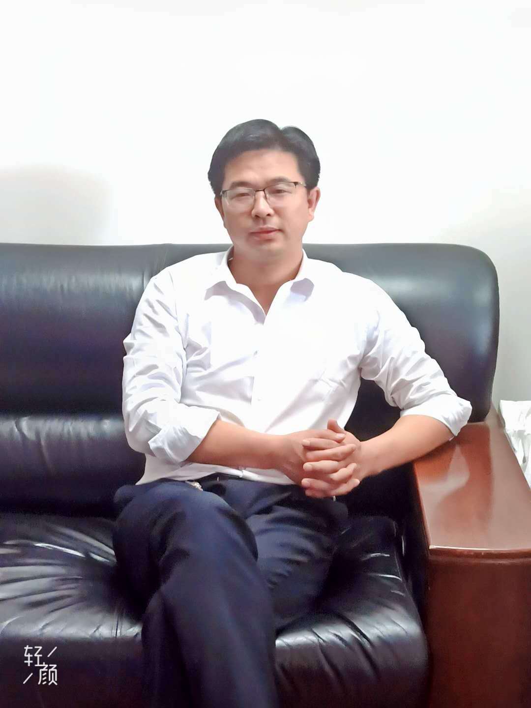 《诗选刊》《诗潮》《青海湖》《诗歌月刊》等,出版诗集《动物启示录