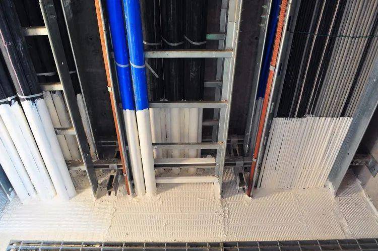 清理封堵部位>电缆间隙中填充防火密封胶>测量封堵孔洞及电缆桥架尺寸