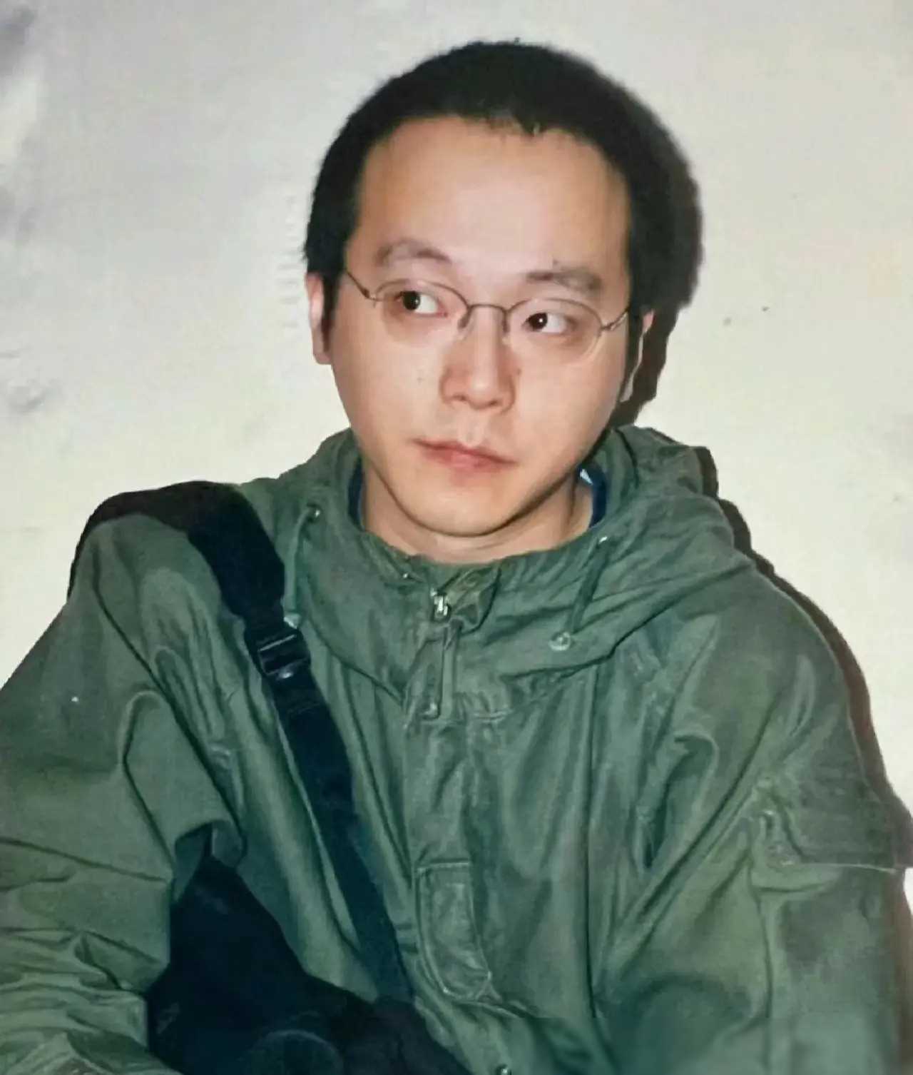 55岁窦唯发福露面秃顶变化大到灵隐寺溜达