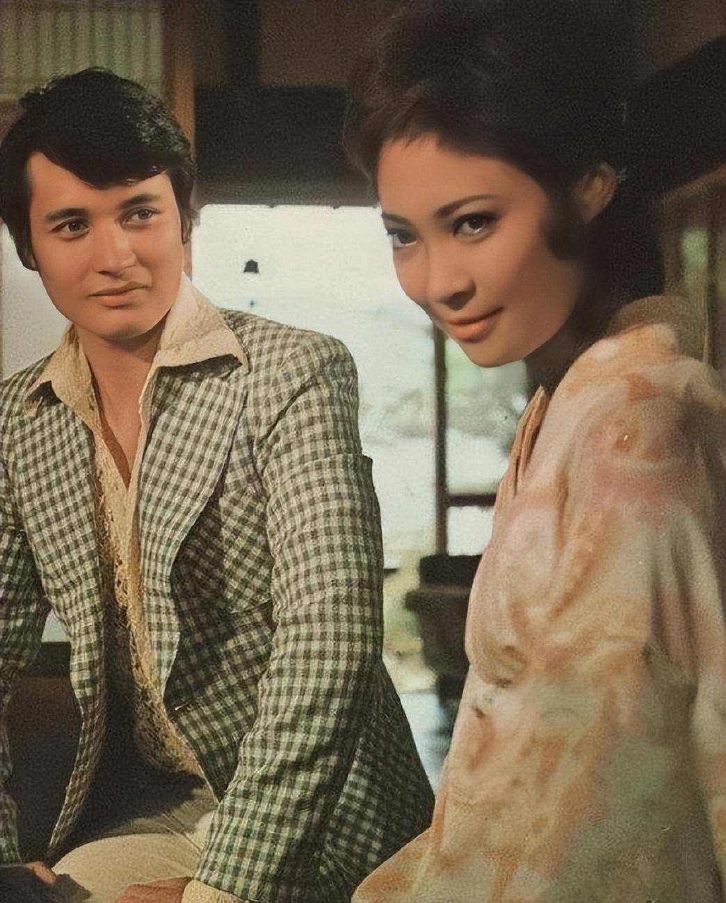 原创萧芳芳2岁患耳疾6岁拍戏一部电影获5个影后因慈善下跪那英