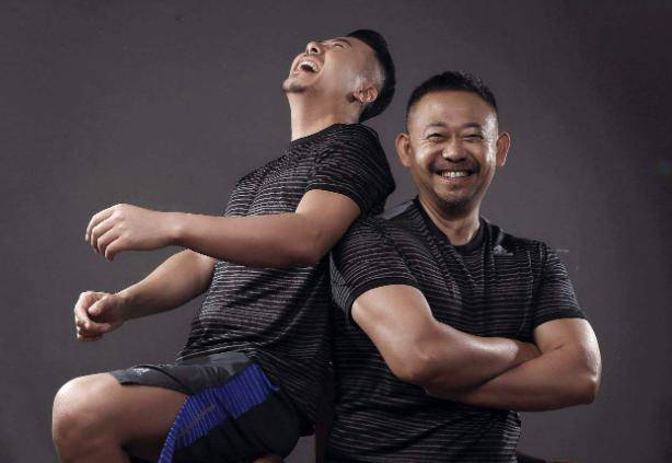 中国的第二十八年是雨季.姜武刚上高中一年级,就在操场上遇到了宋妍.