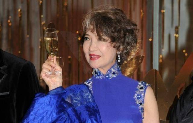 曾是谢贤前女友,27岁与秦祥林闪婚闪离,如今71岁尽享天伦之乐