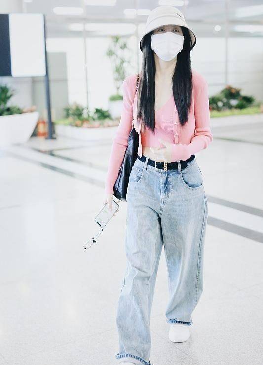 沈梦辰孕妇身材终于消失婚后大变样穿女团装高调炫富走机场