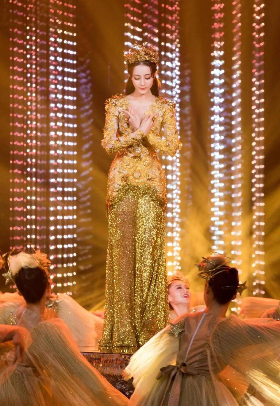 新金鹰女神战袍亮相被吐槽像一地鸡毛最美还是赵丽颖战袍