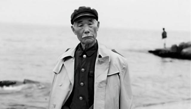 中将去军区探望战友,卫兵看他穿旧军装,说:闲杂人等不得入内_孙毅