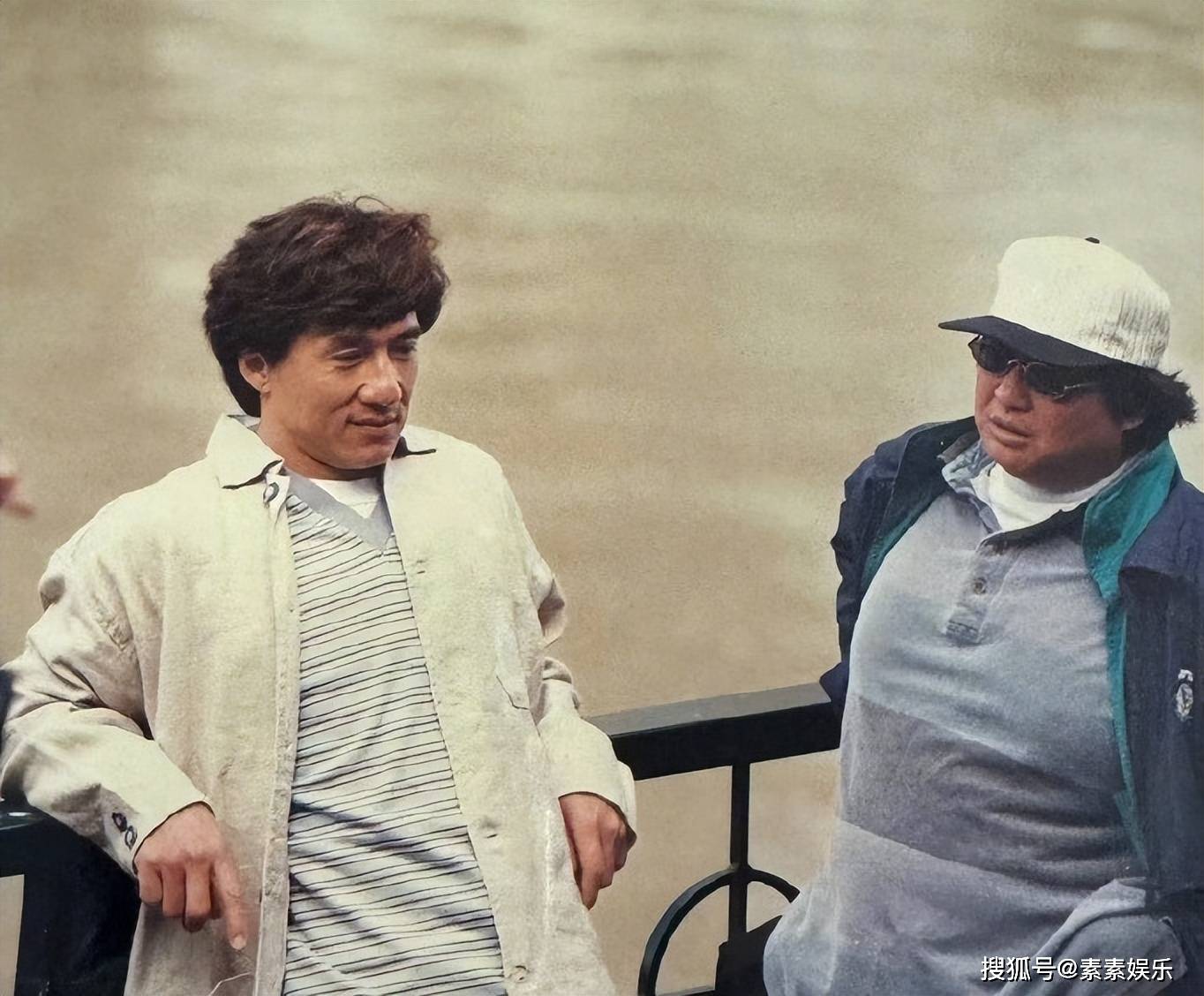 成龙70岁发文能老是一件幸运的事分享和洪金宝年轻时的合照