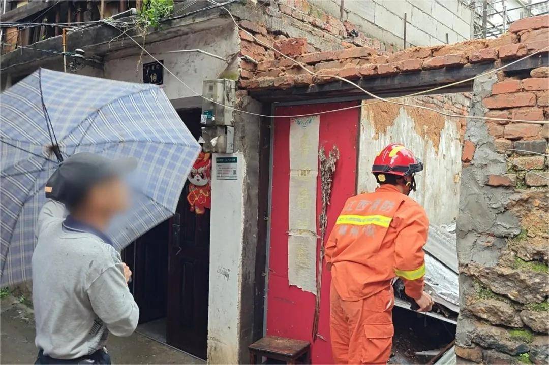 事发江西暴雨致房屋坍塌有人被困
