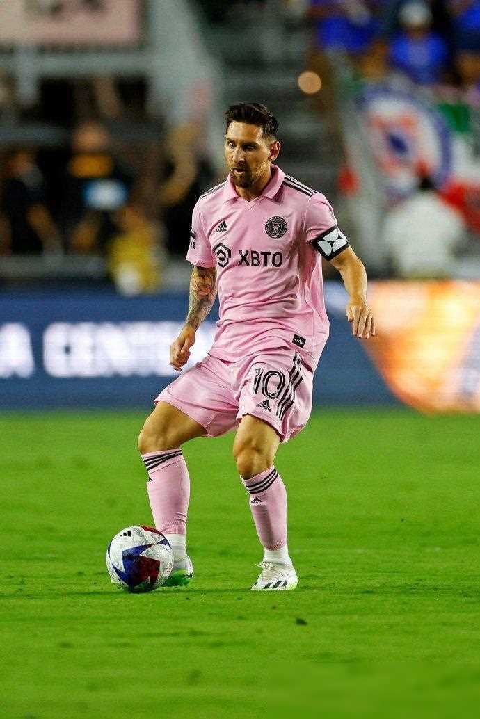 原创c罗任意球梅开二度后梅西回应引球迷调侃