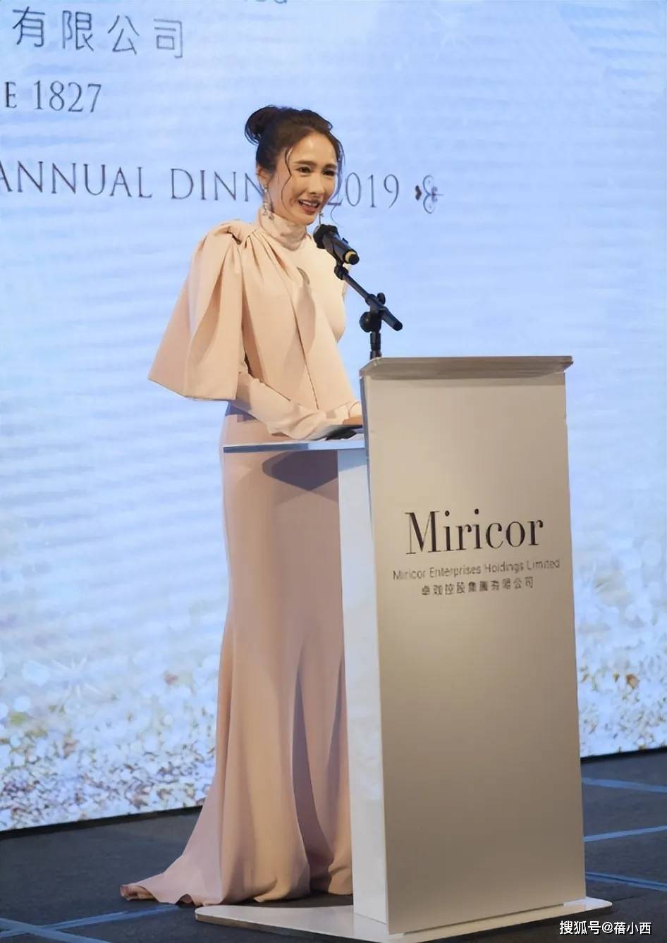 黎姿罕见携富豪老公亮相她穿粉裙嫩如大学生大15岁的他像爸爸