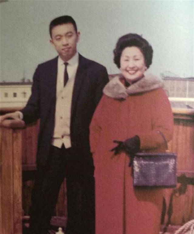 100岁的严幼韵站在了演讲台上,这是她第一次演讲.也是最后一次.