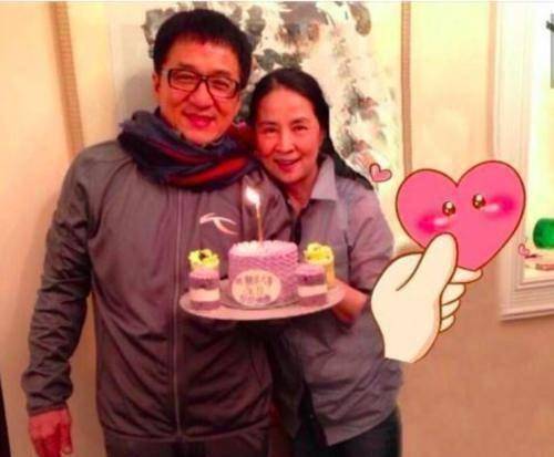 成龙老婆罕见露面还牵手秀恩爱一点也不害怕衰老