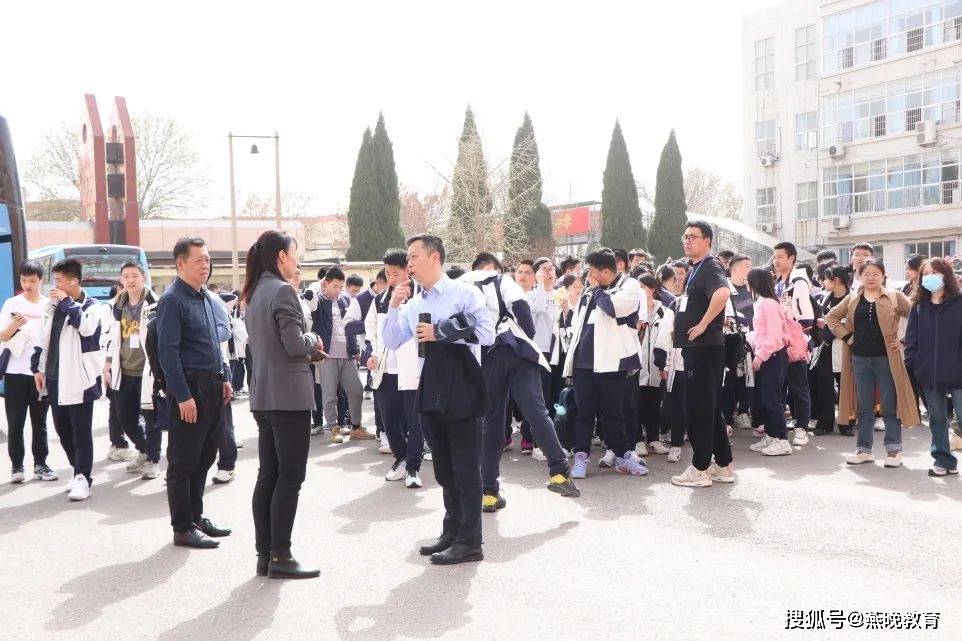 四川百余名师生到枣强中学参观学习