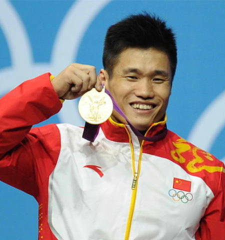 吕小军打破抓举,总成绩两项世界纪录获冠军,并当选为年度最佳男子举重