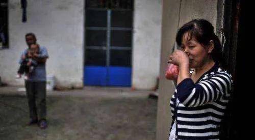 自从吴飞出生后,妻子林翠萍就辞去了工作,专程照顾兄弟俩,家里经济上