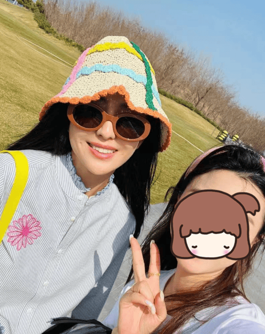 佟丽娅带儿子阿那亚度假8岁朵朵体重快超妈妈穿t恤短裤超怕热