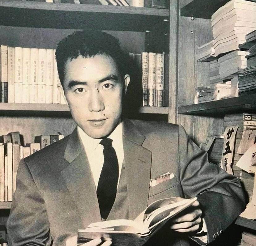 三岛由纪夫切腹自杀时有多惨旁观者连砍三刀都没死痛的直叫