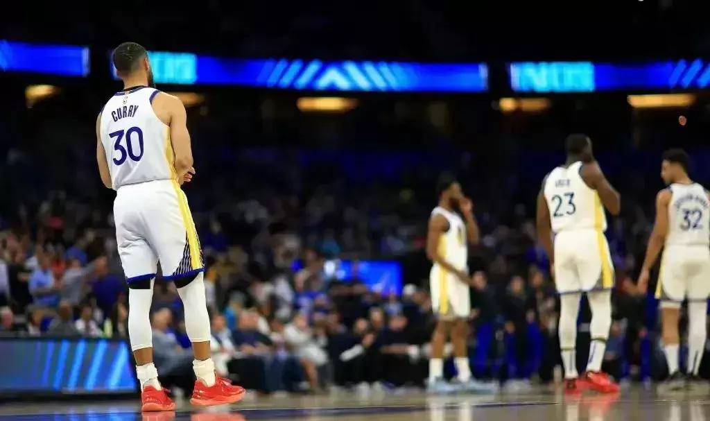 原创科尔一看稳进附加赛直接秀操作库里就是软没关键球能力