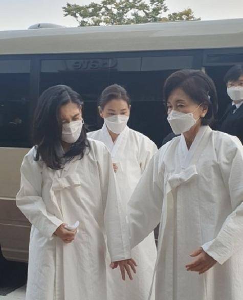 原创三星会长葬礼妻子罗洪喜罕见现身气质太优雅李富真穿白衣痛哭