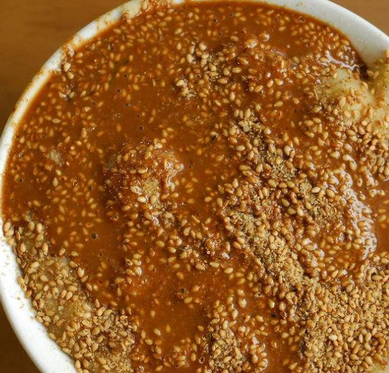 4.面茶面茶是北京传统著名小吃,是用小米面,芝麻酱和芝麻盐做成的!