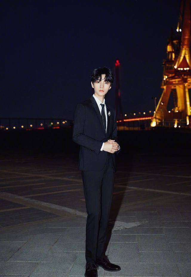 姚晨穿淡黄长裙优雅甜美却输给闫妮,胡可馨儿成最美_西装_气质_王俊凯