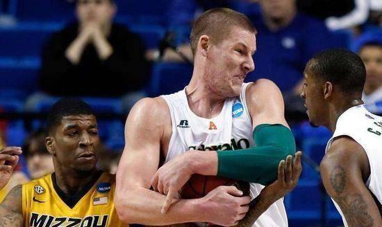 原创布拉切滚了新疆新外援已到队身高2米13来自欧洲今晚或出战