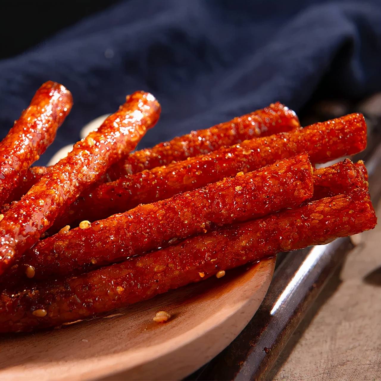 湖南兄弟到河南卖辣条如今公司成功上市两人坐拥百亿资产