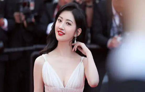 原创景甜分手后大转型穿无痕裙出行惹热议普通人谁敢尝试