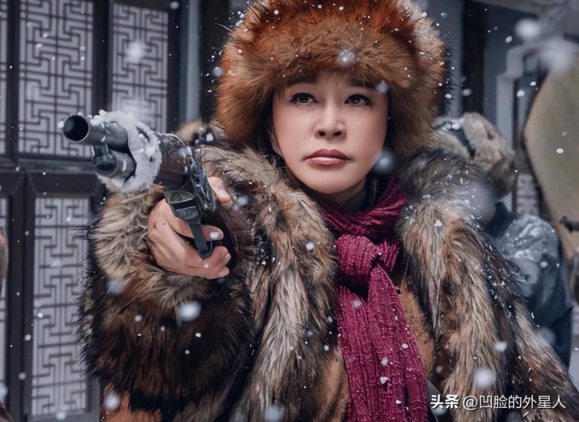 善恶终有报,73岁还"前凸后翘"的四婚刘晓庆,走上了另一条道路