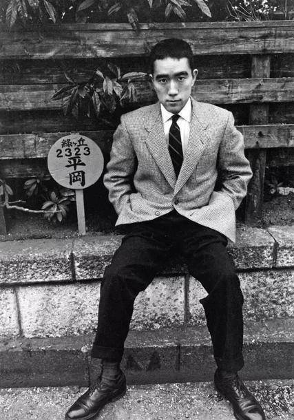 三岛由纪夫切腹自杀时有多惨旁观者连砍三刀都没死,痛的直叫