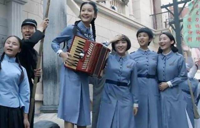 并非如《新亮剑》穿裙子住别墅,却让人敬佩_女兵_军装_时候