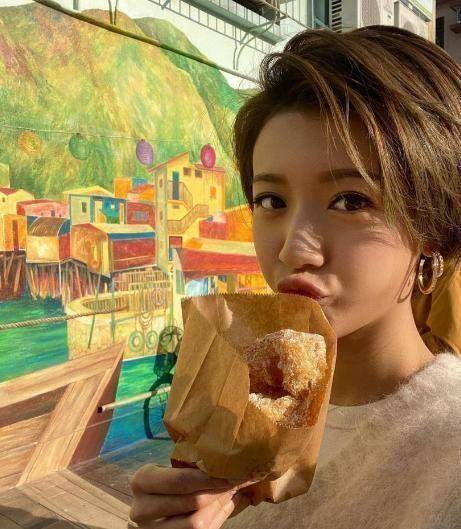 原创出炉视后蔡思贝姣媾靓仔导演张子丰蜜游大澳暧昧传情