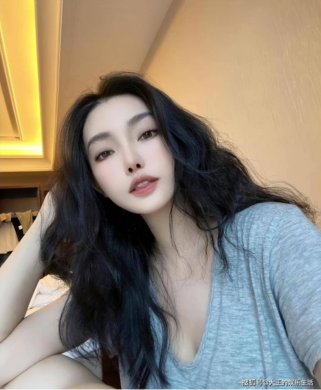 童菲的身材确实很完美,性感火辣,丰满十分有肉感,不会像现在大部分女