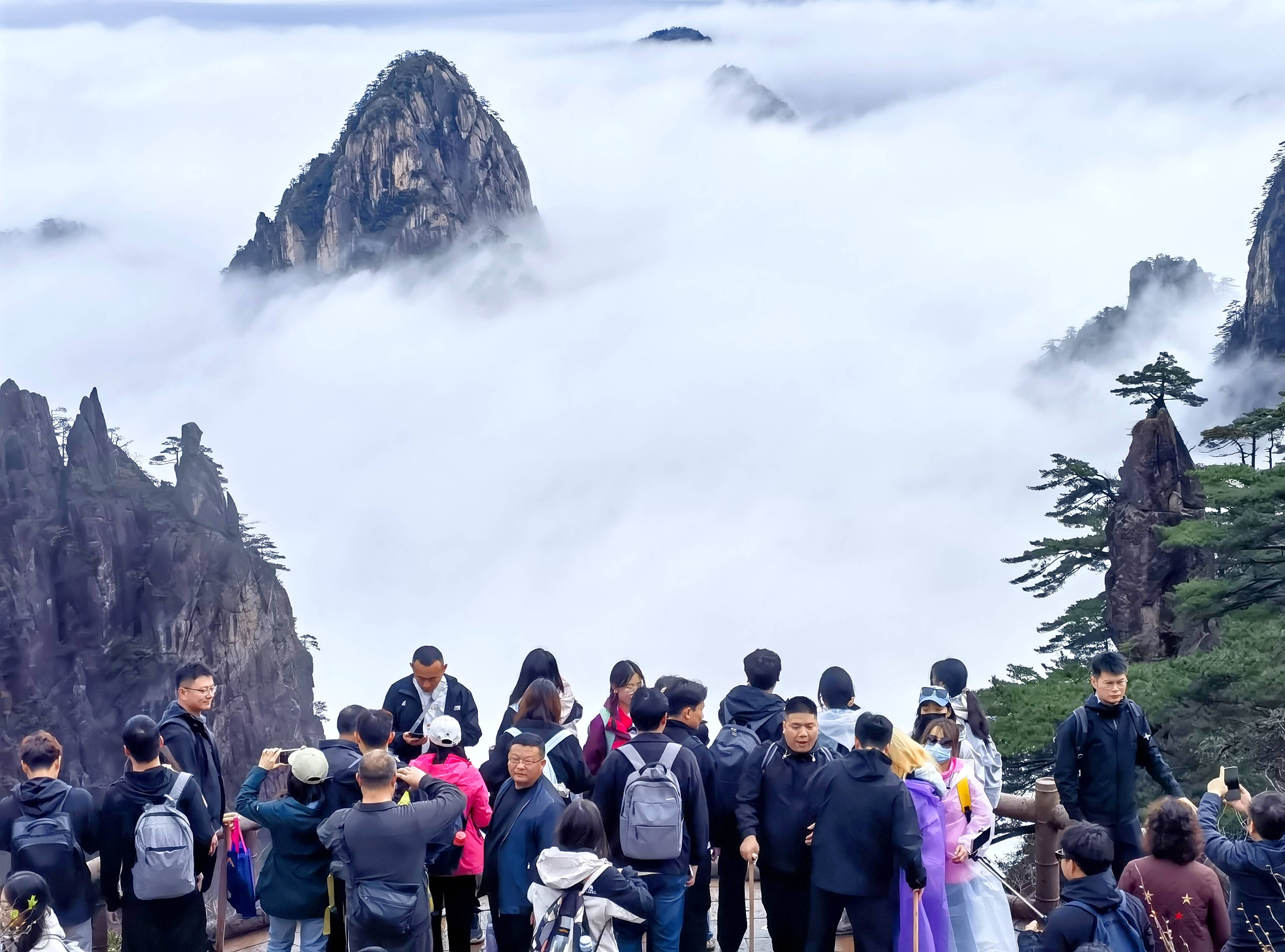 5万余名游客登黄山享清明假期