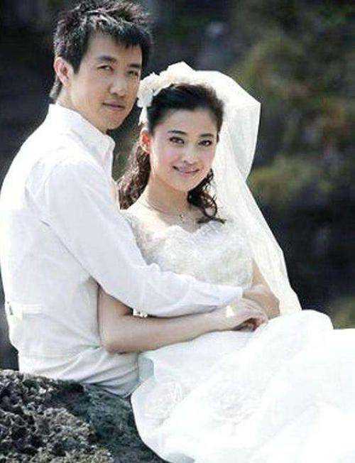 原创出租屋里的凤凰男梅婷供他生活李小冉打胎最终入赘富婆