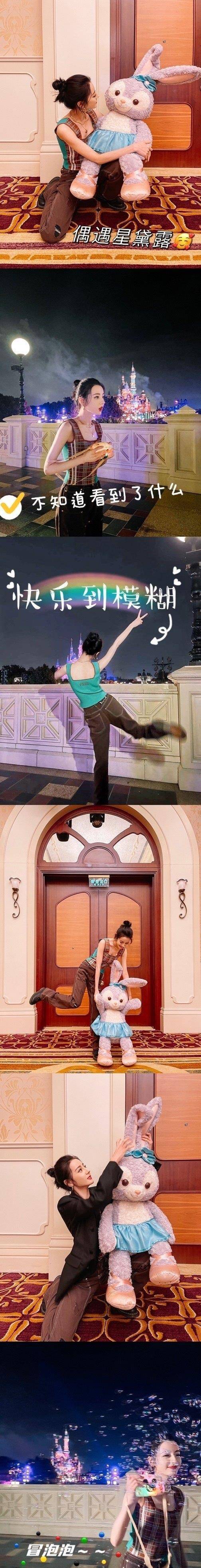 原创迪丽热巴迪士尼游玩和星黛露开心合照一个人乔装在街头溜达