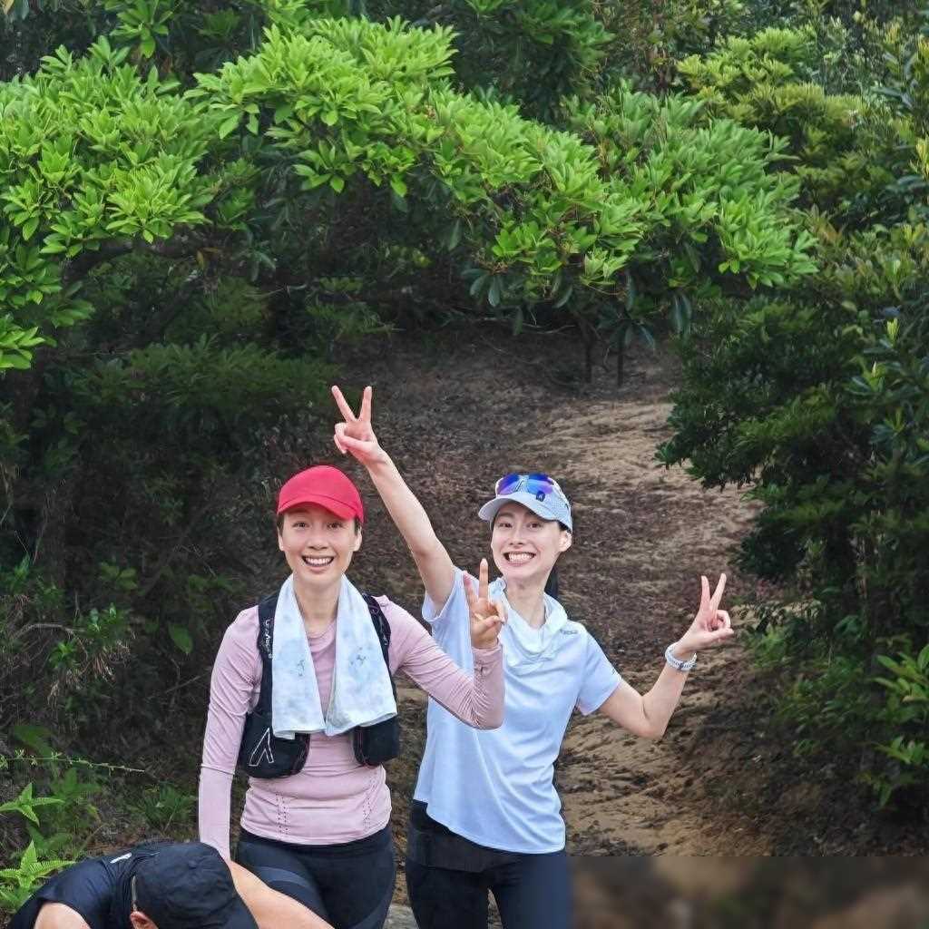 梁洛施上山捡垃圾素颜嫩白似少女与tvb视后做义工卖力干活