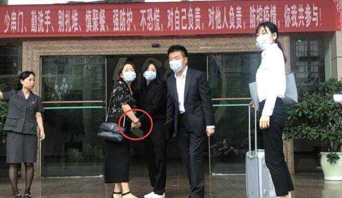 原创谭松韵出席妈妈被撞案庭审,一身黑衣表情严肃,获经纪人牵手打气