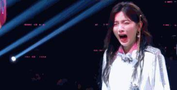 一顿悲喜交加后,表情管理彻底失效,妹妹转过身开始哇哇地哭.