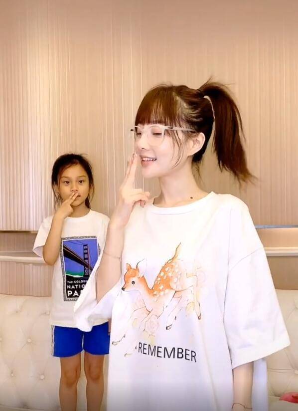 李小璐母女跳"手指舞",甜馨掉门牙好害羞,肤色被嘲"黑白配"_贾乃亮