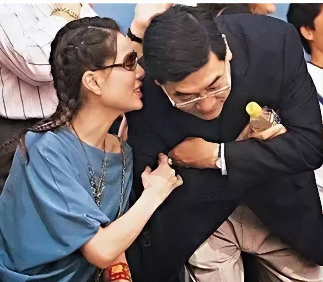 原创李若彤摊上事儿了,一句"未婚未育",遭网友集体抵制!_郭应泉_徐克_