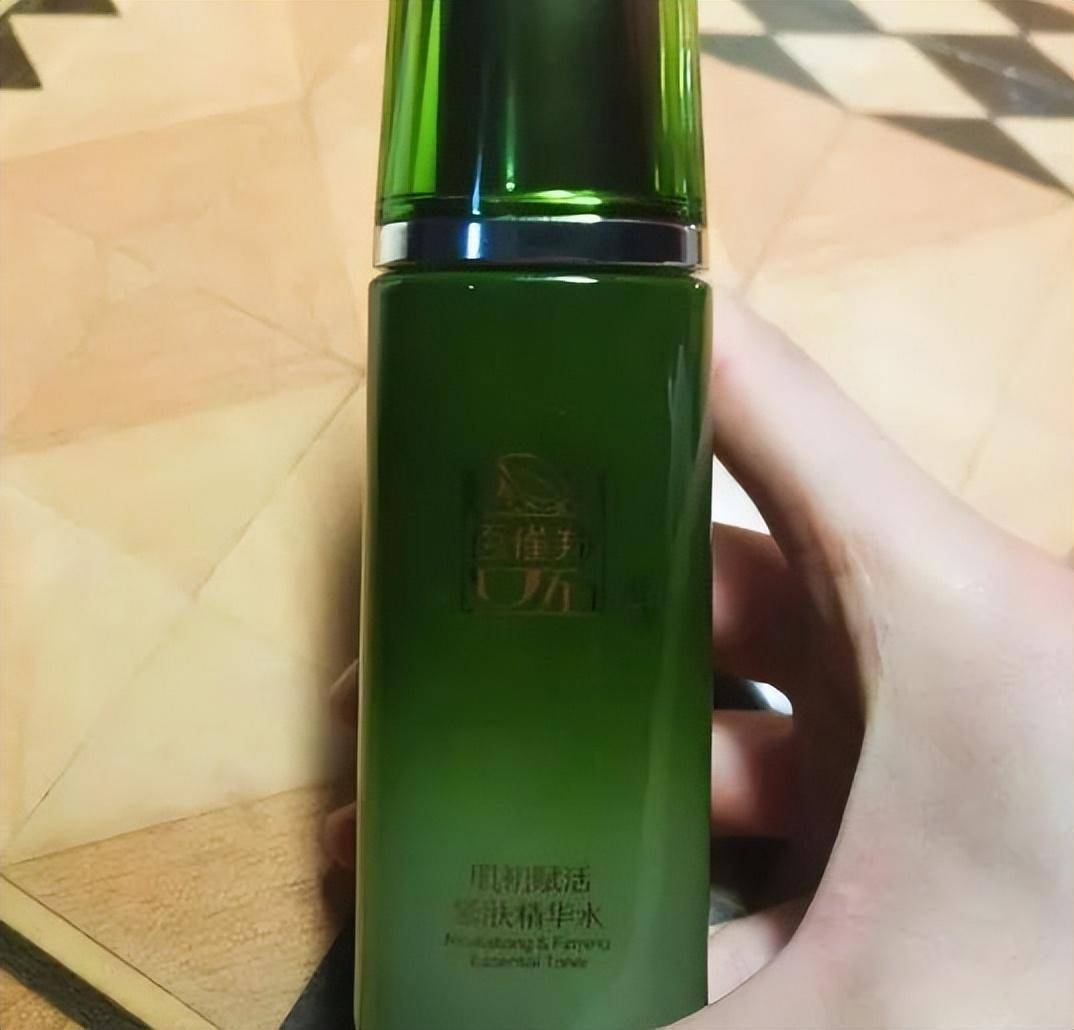 爽肤水推荐:深层补水保湿美白让肌肤远离干燥,对肌肤温柔无负担_精华