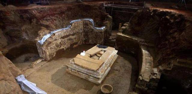 了一座古墓,内有流沙设置,除主人之外,还有80余具尸体_文物_生活_地宫