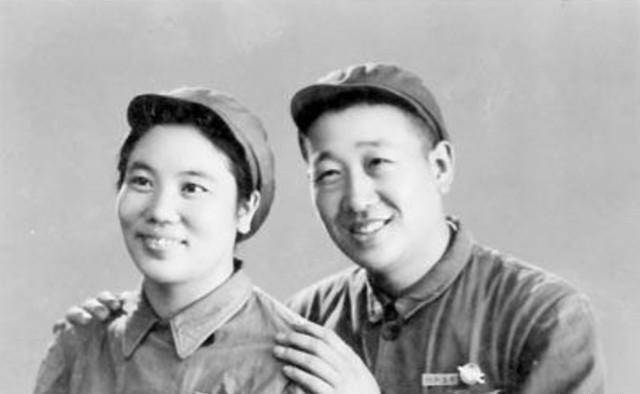 陈宪章说:"你的指甲看上去有点长,我来帮你修剪一下吧".