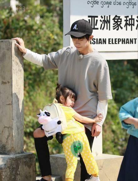 原创菜市场偶遇千玺羽绒服太长显得个子矮身后还跟了一群萌娃