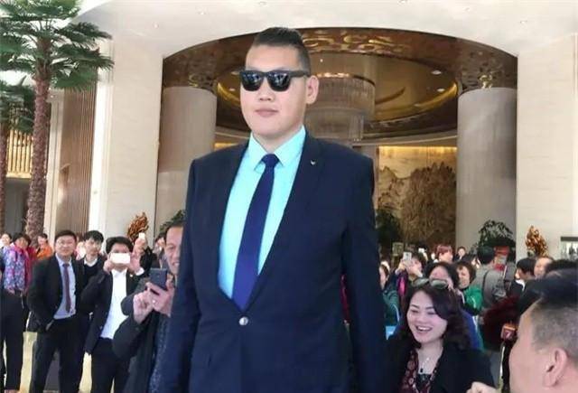 原创亚洲巨人张欢身高238米找165米的明星女友如今怎么样了