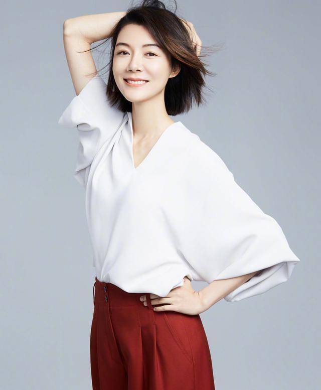 原创车晓瘦得过分白衬衫配半身裙简约干练利落潇洒太霸气